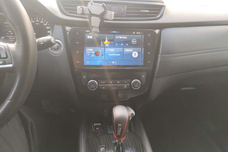 Used Nissan X-Trail 2019 2.0L CVT Smart Connect Comfort Edition 2WD Audio And AC Panel