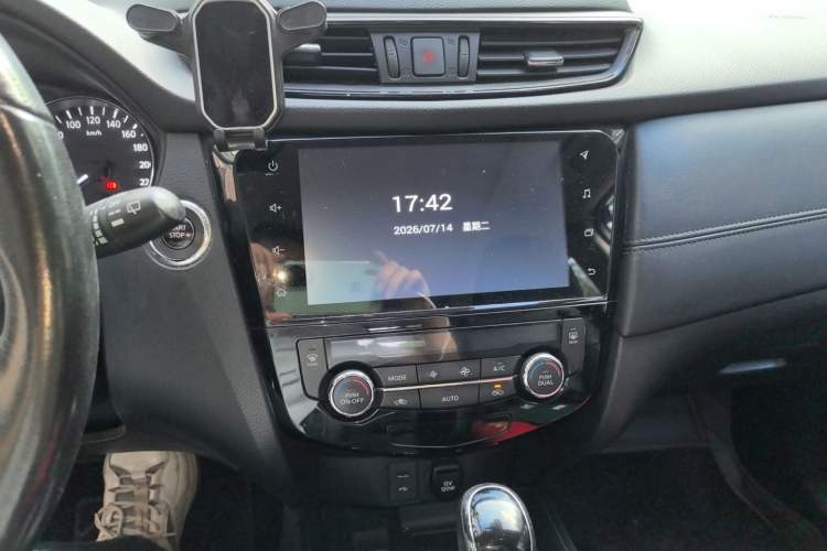 Used Nissan X-Trail 2019 2.0L CVT Smart Connect Comfort Edition 2WD Audio And AC Panel