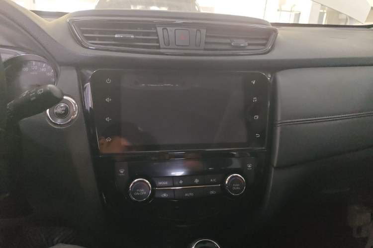 Used Nissan X-Trail 2019 2.0L CVT Smart Connect Comfort Edition 2WD Audio And AC Panel