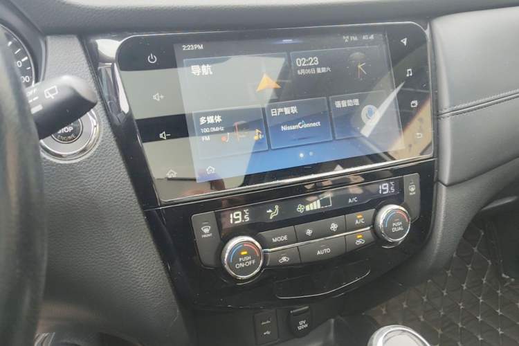 Used Nissan X-Trail 2019 2.0L CVT Smart Connect Comfort Edition 2WD Audio And AC Panel