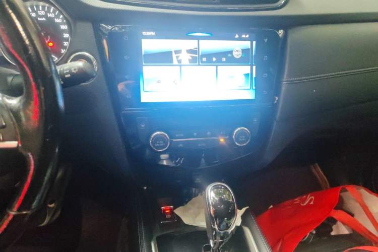Used Nissan X-Trail 2019 2.0L CVT Smart Connect Comfort Edition 2WD Audio And AC Panel