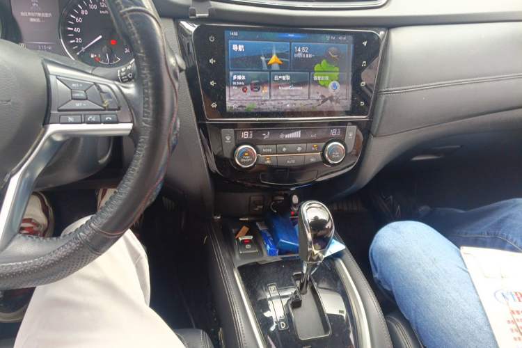 Used Nissan X-Trail 2019 2.0L CVT Smart Connect Comfort Edition 2WD Audio And AC Panel