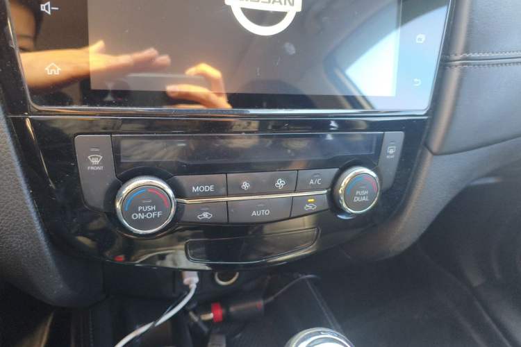 Used Nissan X-Trail 2019 2.0L CVT Smart Connect Comfort Edition 2WD Audio And AC Panel