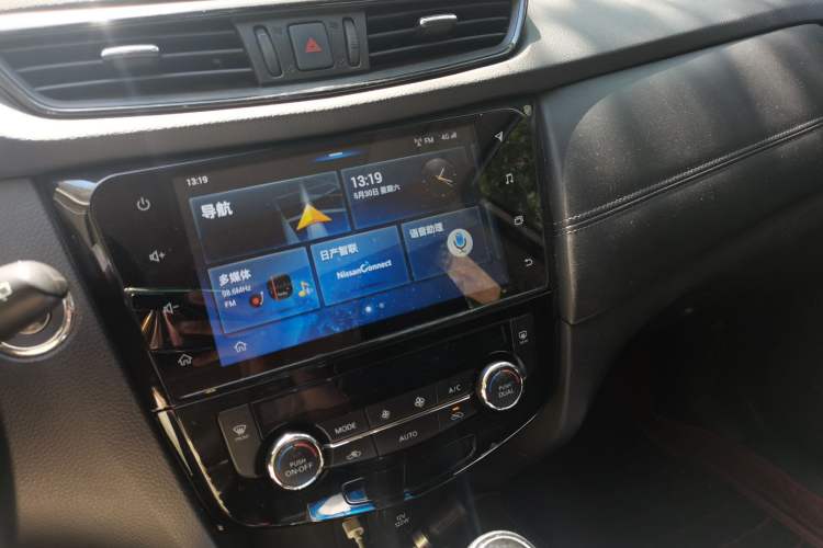 Used Nissan X-Trail 2019 2.0L CVT Smart Connect Comfort Edition 2WD Audio And AC Panel