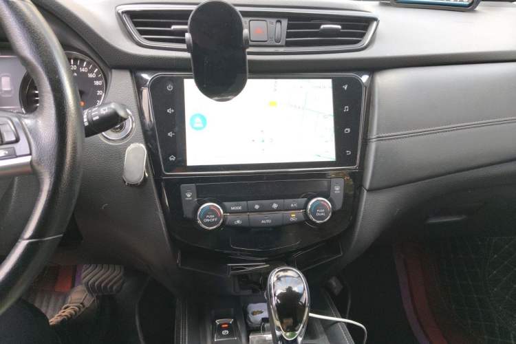 Used Nissan X-Trail 2019 2.0L CVT Smart Connect Comfort Edition 2WD Audio And AC Panel