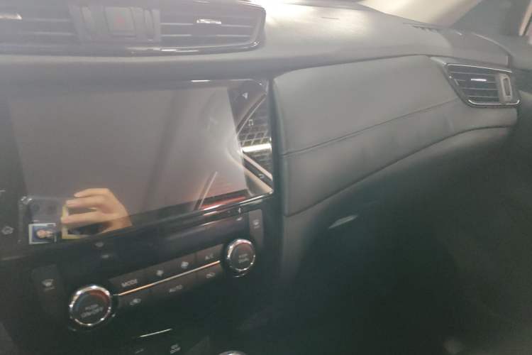 Used Nissan X-Trail 2019 2.0L CVT Smart Connect Comfort Edition 2WD Center Console