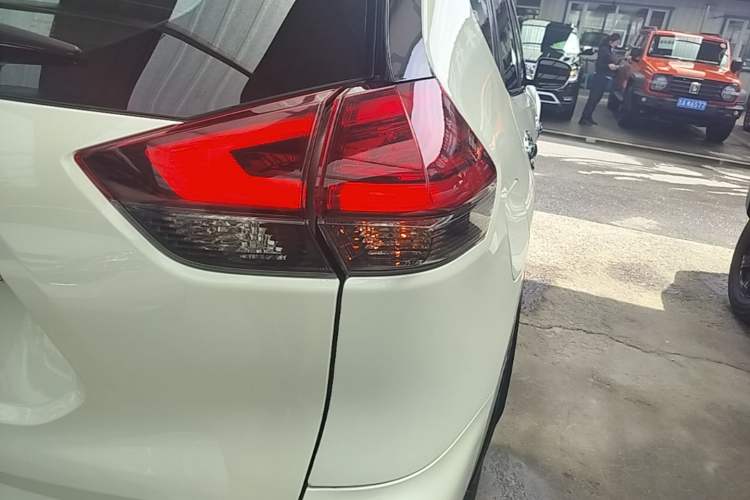 Used Nissan X-Trail 2019 2.5L CVT Smart Connect Luxury Edition 4WD Exterior 3