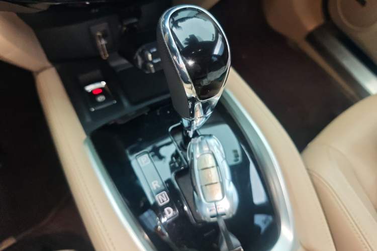 Used Nissan X-Trail 2019 2.5L CVT Smart Connect Luxury Edition 4WD Gear Lever