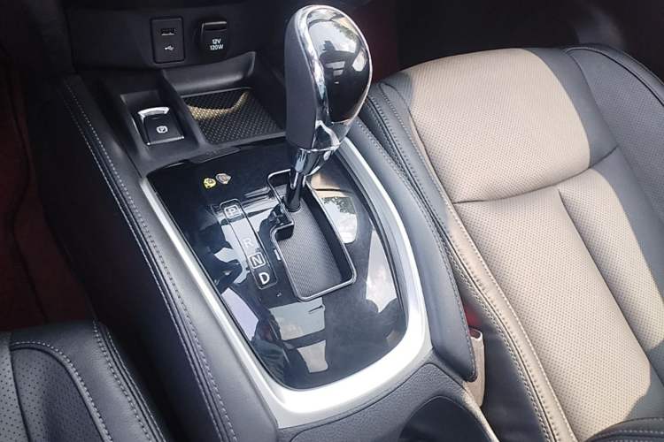 Used Nissan X-Trail 2019 2.5L CVT Smart Connect Luxury Edition 4WD Gear Lever