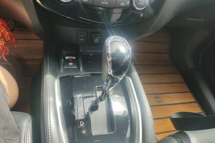 Used Nissan X-Trail 2019 2.0L CVT Smart Connect Comfort Edition 2WD Gear Lever
