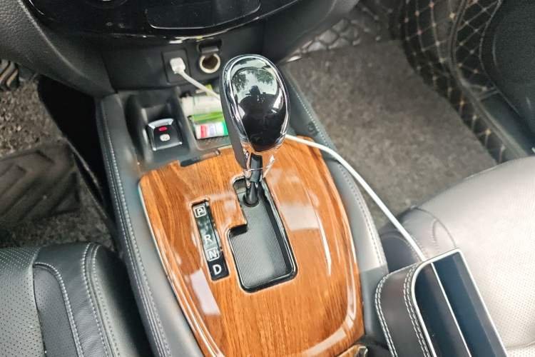 Used Nissan X-Trail 2019 2.0L CVT SmartConnect 7-Seater Comfort Edition 2WD Gear Lever