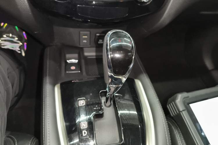 Used Nissan X-Trail 2019 2.5L CVT Smart Connect Luxury Edition 4WD Gear Lever