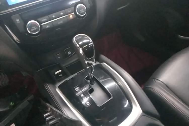 Used Nissan X-Trail 2019 2.5L CVT Smart Connect Luxury Edition 4WD Gear Lever