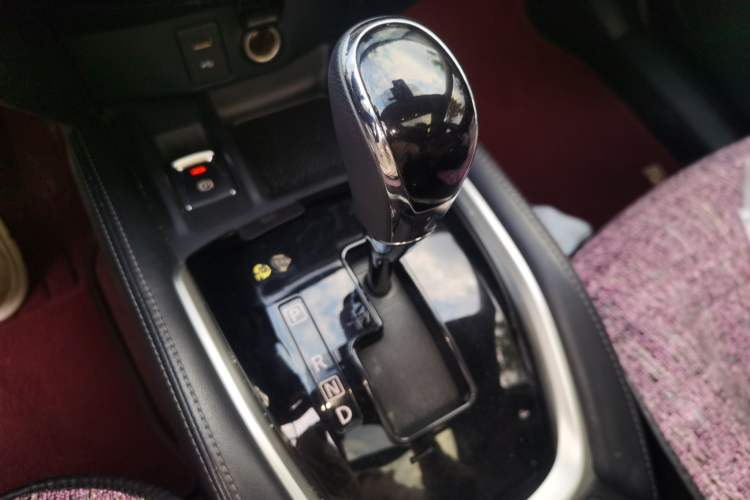 Used Nissan X-Trail 2019 2.5L CVT Smart Connect Luxury Edition 4WD Gear Lever