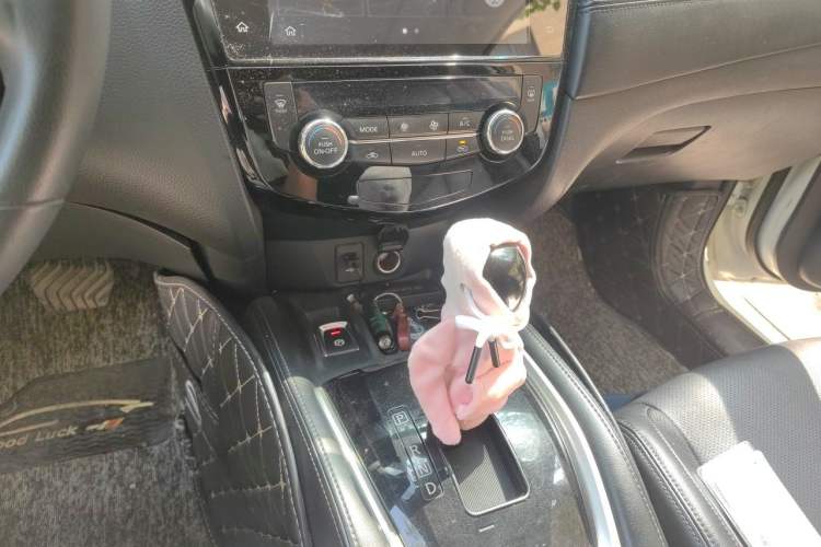 Used Nissan X-Trail 2019 2.0L CVT Smart Connect Comfort Edition 2WD Gear Lever