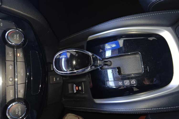 Used Nissan X-Trail 2019 2.0L CVT Smart Connect Comfort Edition 2WD Gear Lever