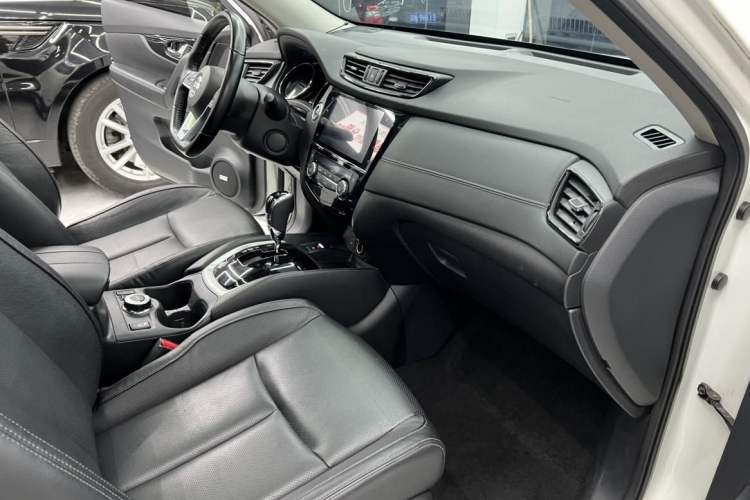 Used Nissan X-Trail 2019 2.5L CVT Smart Connect Luxury Edition 4WD Interior 12