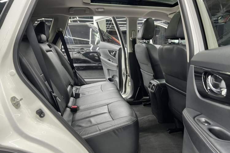 Used Nissan X-Trail 2019 2.5L CVT Smart Connect Luxury Edition 4WD Interior 6