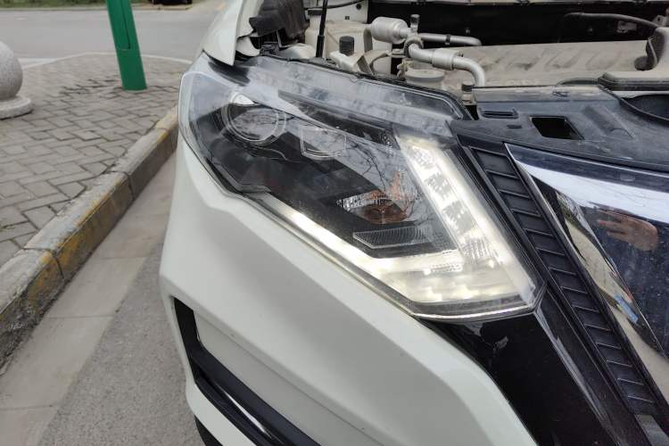 Used Nissan X-Trail 2019 2.0L CVT Smart Connect Comfort Edition 2WD Right Front Headlight