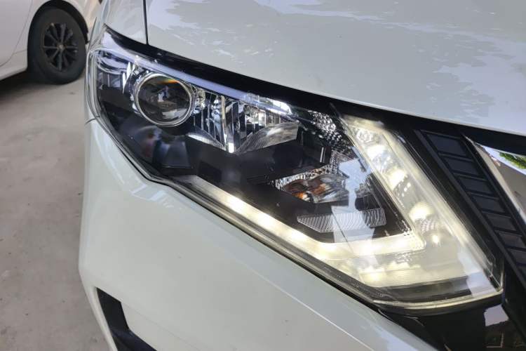 Used Nissan X-Trail 2019 2.0L CVT Smart Connect Comfort Edition 2WD Right Front Headlight