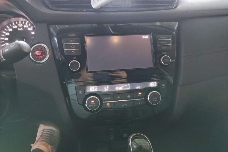 Used Nissan X-Trail 2019 2.0L CVT Comfort Edition 2WD Audio And AC Panel
