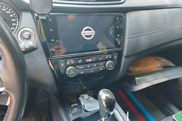 Used Nissan X-Trail 2019 2.0L CVT Smart Connect Comfort Edition 2WD Audio And AC Panel