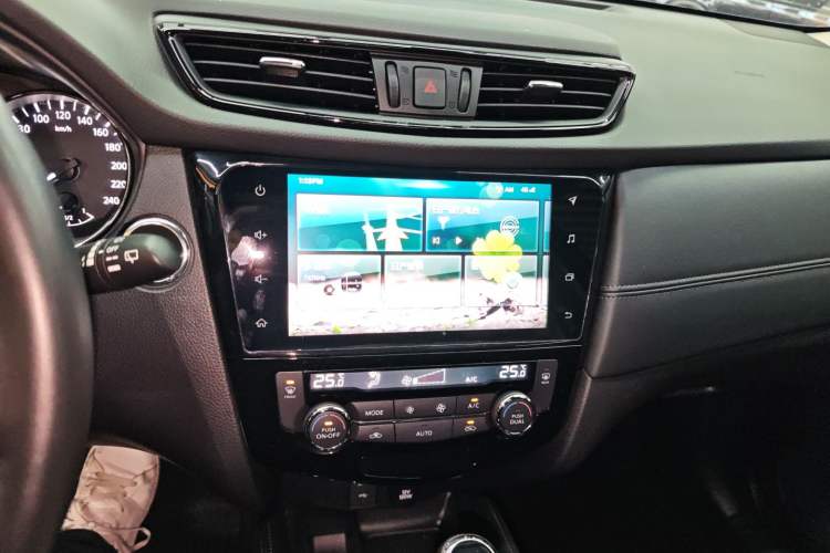 Used Nissan X-Trail 2019 2.0L CVT Smart Connect Comfort Edition 2WD Audio And AC Panel