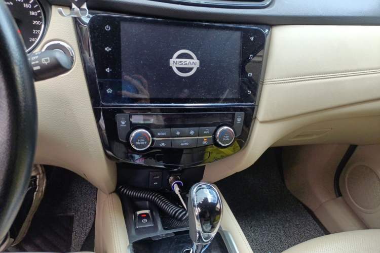 Used Nissan X-Trail 2020 2.0L XL ITS 3-Row CVT 2WD SmartConnect 7-Seater Comfort Edition Audio And AC Panel