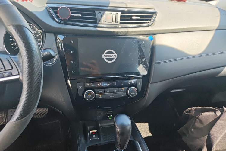 Used Nissan X-Trail 2020 2.0L XL ITS CVT 2WD SmartConnect Comfort Edition Audio And AC Panel
