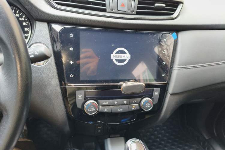 Used Nissan X-Trail 2020 2.0L XL Premium CVT 2WD SmartConnect Luxury Edition Audio And AC Panel