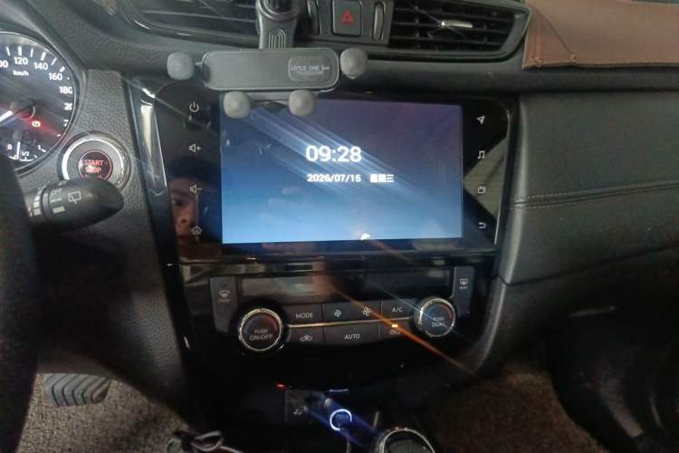 Used Nissan X-Trail 2020 2.0L XL ITS 3-Row CVT 2WD SmartConnect 7-Seater Comfort Edition Audio And AC Panel