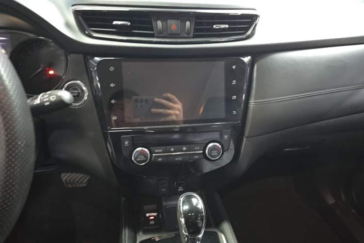Used Nissan X-Trail 2020 2.0L XL ITS CVT 2WD SmartConnect Comfort Edition Audio And AC Panel
