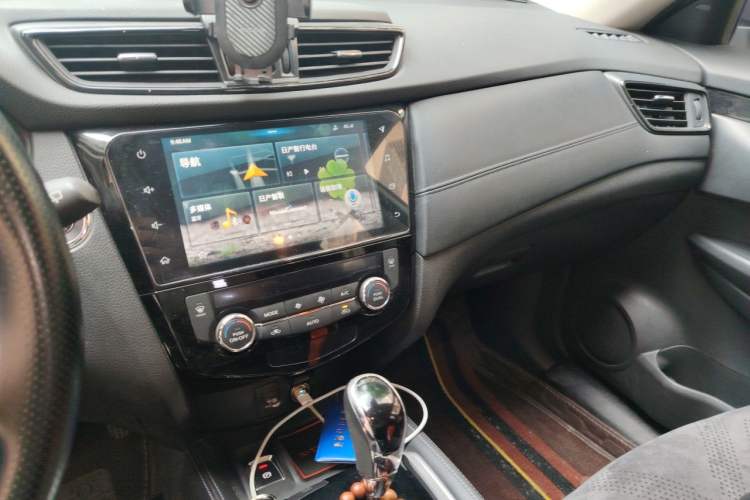 Used Nissan X-Trail 2020 2.0L XL Premium CVT 2WD SmartConnect Luxury Edition Audio And AC Panel