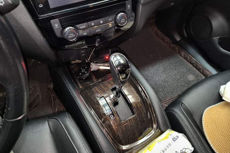 Used Nissan X-Trail 2020 2.0L XL ITS CVT 2WD SmartConnect Comfort Edition Gear Lever