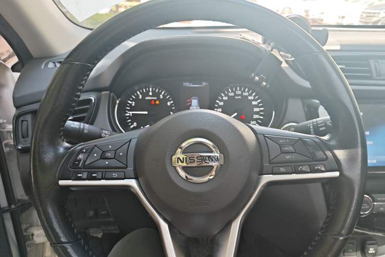 Used Nissan X-Trail 2020 2.0L XL Premium CVT 2WD SmartConnect Luxury Edition Steering Wheel