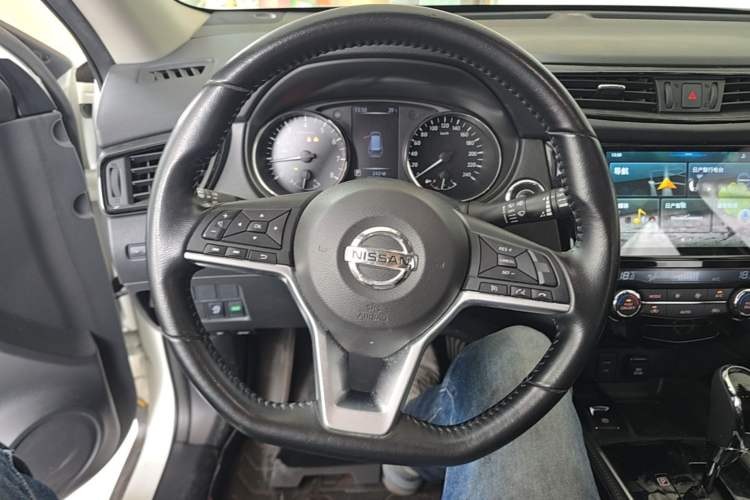 Used Nissan X-Trail 2020 2.0L XL Premium CVT 2WD SmartConnect Luxury Edition Steering Wheel