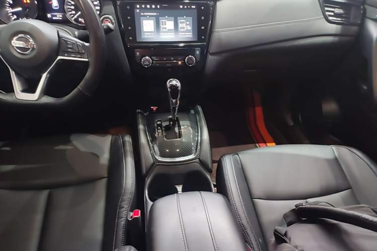 Used Nissan X-Trail 2021 2.0L CVT 2WD XL ITS 3-Row SmartConnect Seven-Seater Comfort Edition Gear Lever