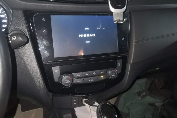Used Nissan X-Trail 2021 2.0L CVT 2WD XL ITS SmartConnect Comfort Edition Audio And AC Panel