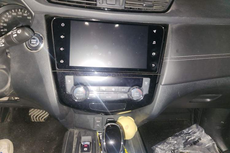 Used Nissan X-Trail 2021 2.0L CVT 2WD XL ITS SmartConnect Comfort Edition Audio And AC Panel