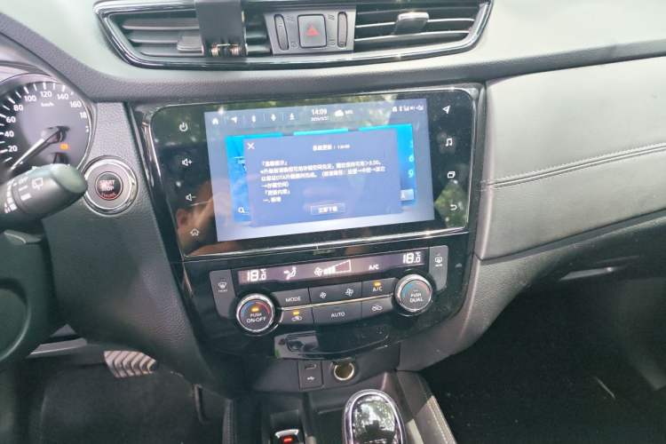 Used Nissan X-Trail 2021 2.0L CVT 2WD XL ITS 3-Row SmartConnect Seven-Seater Comfort Edition Audio And AC Panel