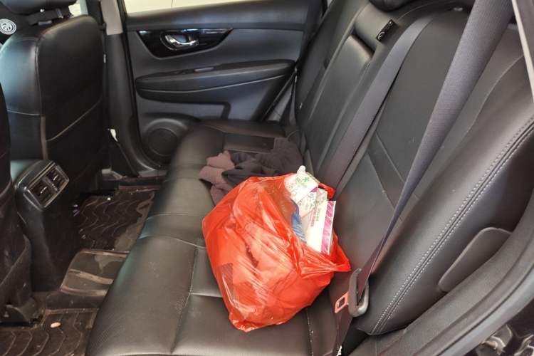 Used Nissan X-Trail 2022 2.0L Two-Wheel Drive Smart Connect Premium Edition Interior 4