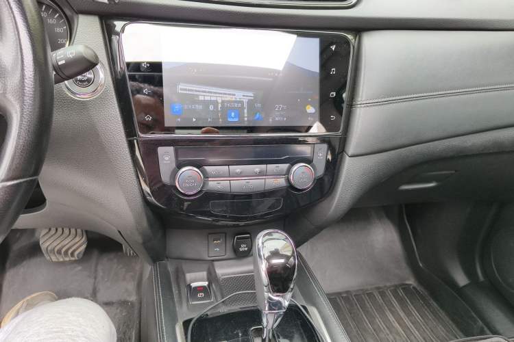 Used Nissan X-Trail 2022 Revised Version 2.0L Two-Wheel Drive Smart Connect Premium Edition Audio And AC Panel