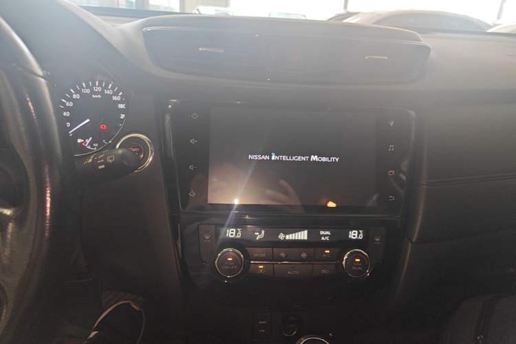Used Nissan X-Trail 2022 Revised Version 2.0L Two-Wheel Drive Smart Connect Premium Edition Audio And AC Panel