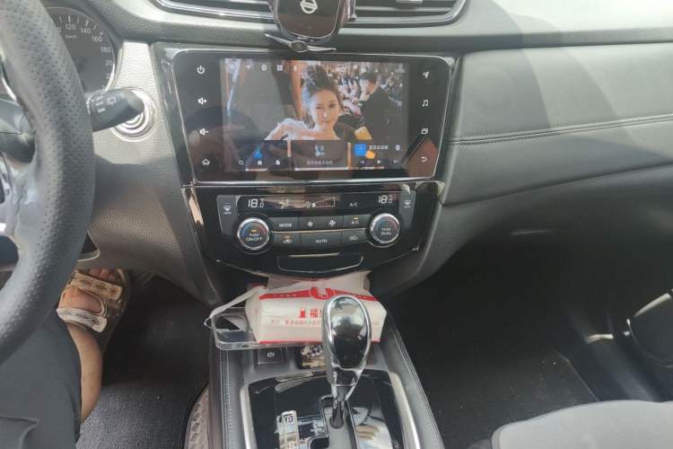 Used Nissan X-Trail 2022 Revised Version 2.0L Two-Wheel Drive Smart Connect Premium Edition Audio And AC Panel