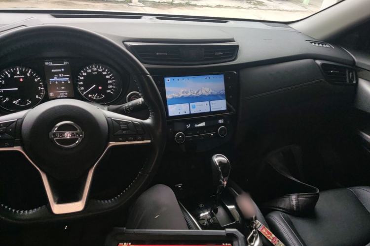 Used Nissan X-Trail 2022 Revised Version 2.0L Two-Wheel Drive Smart Connect & Comfort Edition Center Console