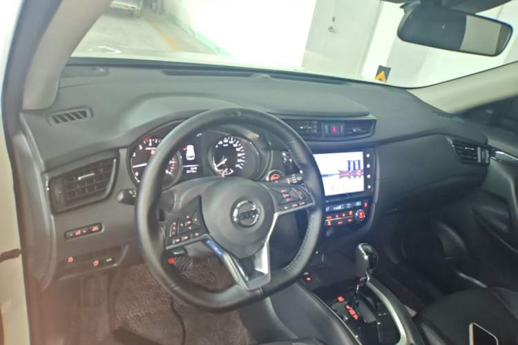 Used Nissan X-Trail 2022 Revised Version 2.0L Two-Wheel Drive Smart Connect Premium Edition Center Console