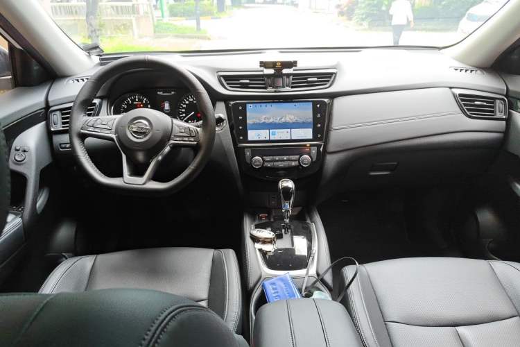 Used Nissan X-Trail 2022 Revised Version 2.0L Two-Wheel Drive Smart Connect Premium Edition Center Console