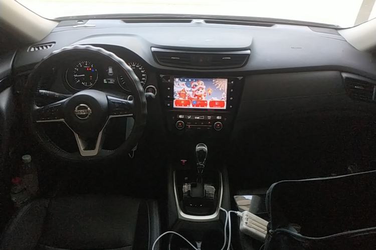 Used Nissan X-Trail 2022 Revised Version 2.0L Two-Wheel Drive Smart Connect & Comfort Edition Center Console