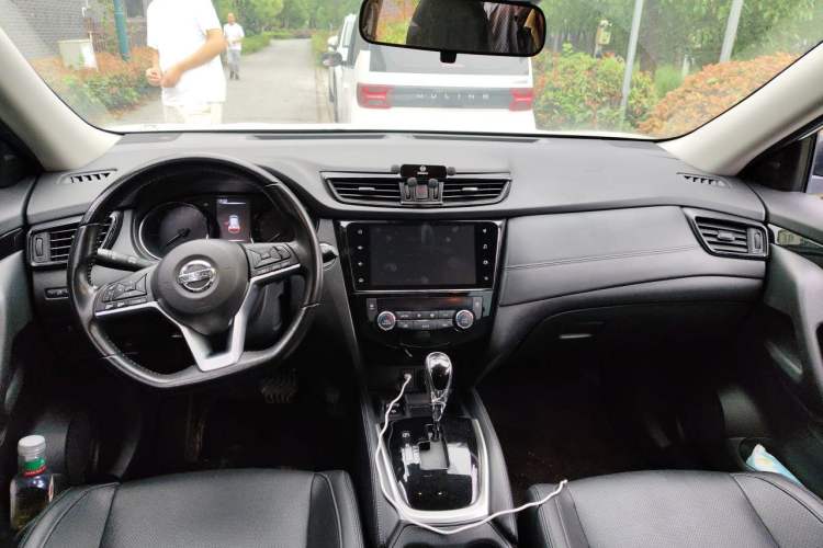 Used Nissan X-Trail 2022 Revised Version 2.0L Two-Wheel Drive Smart Connect Premium Edition Center Console