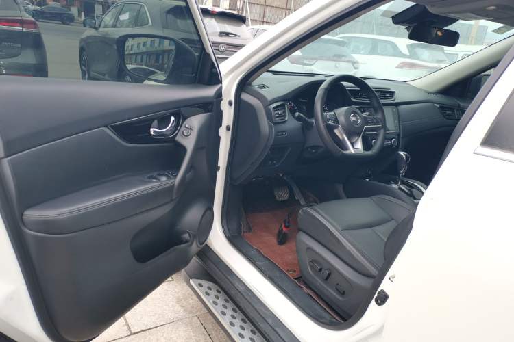 Used Nissan X-Trail 2022 2.0L Two-Wheel Drive Smart Connect Premium Edition Driver Seat